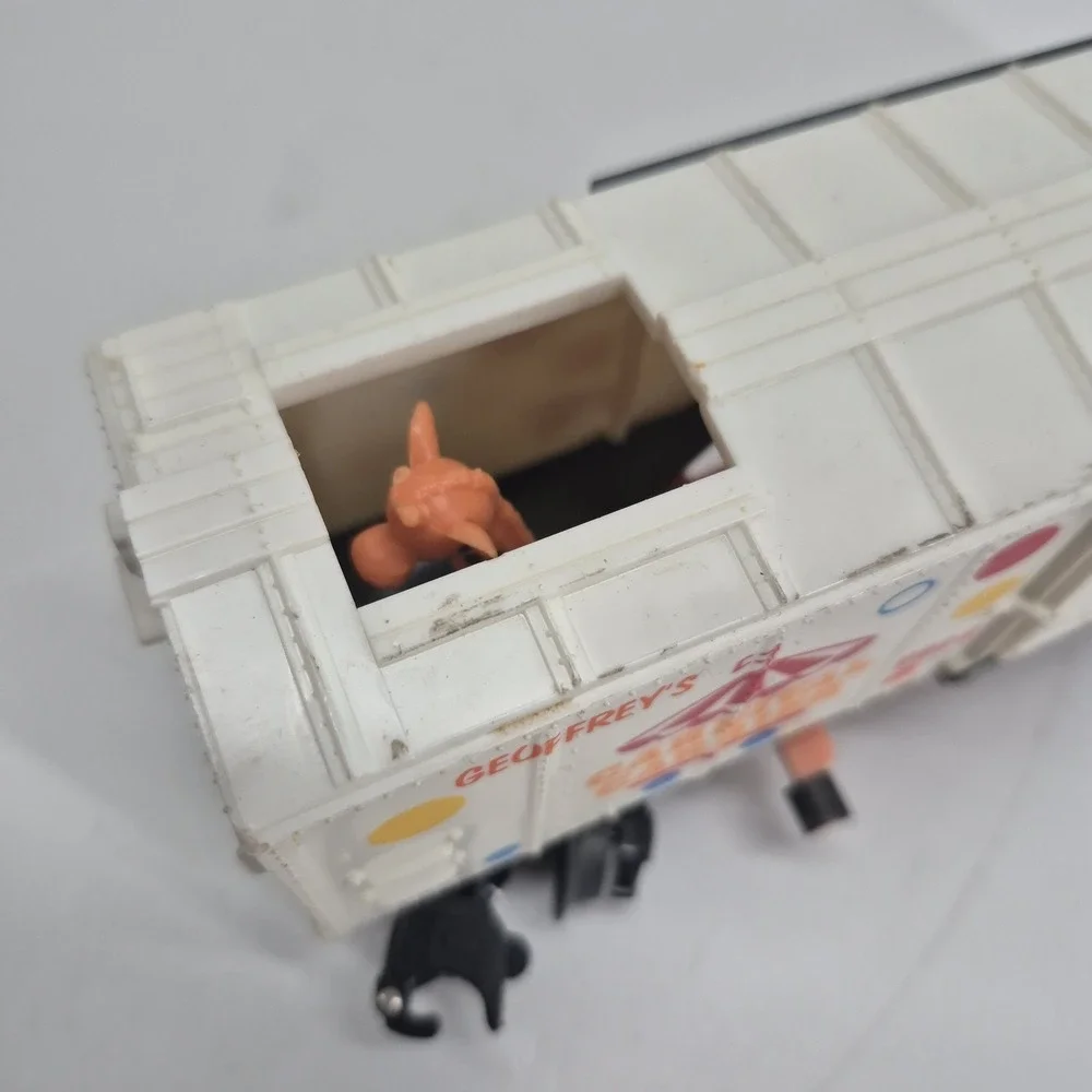 Lionel Toys R Us Geoffreys Carnival Carrier
